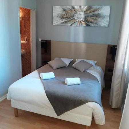 Отель Le Rochegude 2*